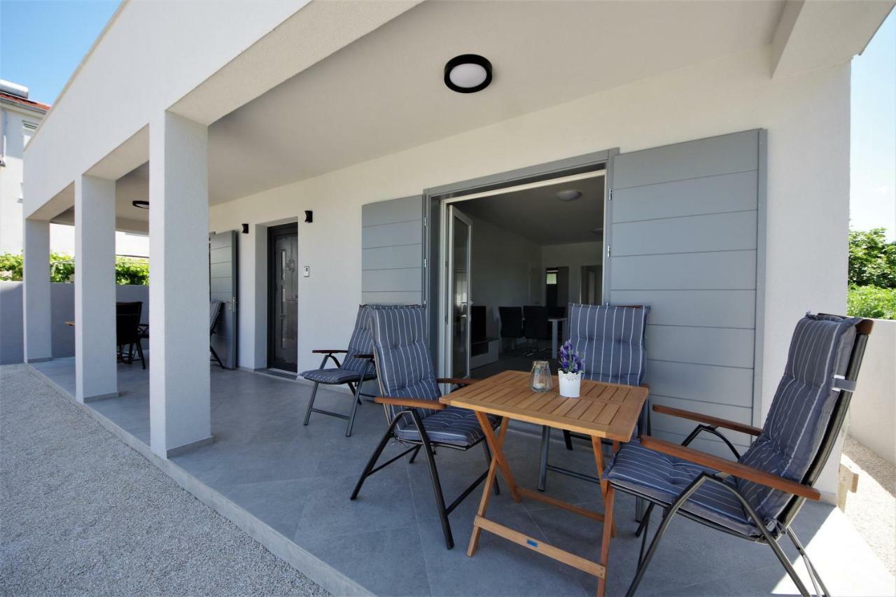 Apartments Piazza Нин Экстерьер фото
