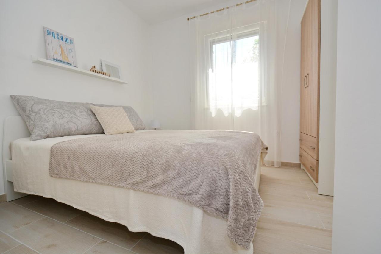 Apartments Piazza Нин Экстерьер фото